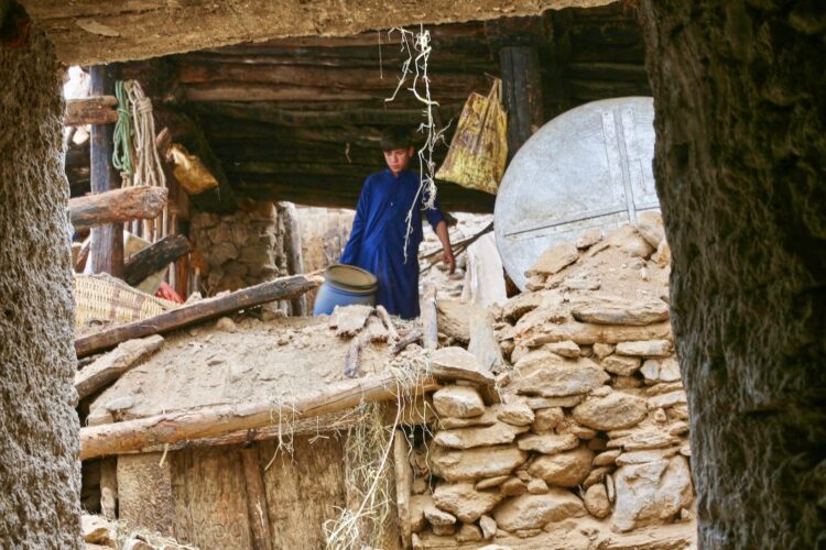 Rescuers race to find Afghan quake survivors as death toll passes 1,400(01)